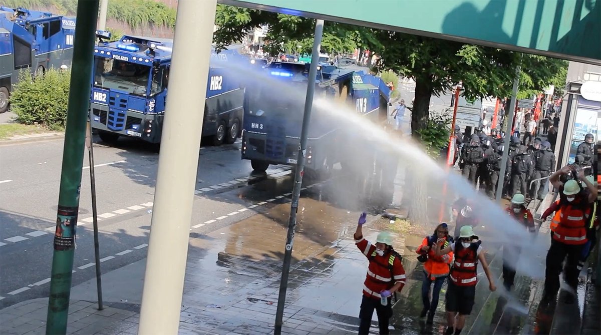 g20_doku's tweet image. Neues Ereignis: Wasserwerfereinsatz gegen Demosanitäter #G20 #polizeigewalt g20-doku.org/2017/07/07/was…