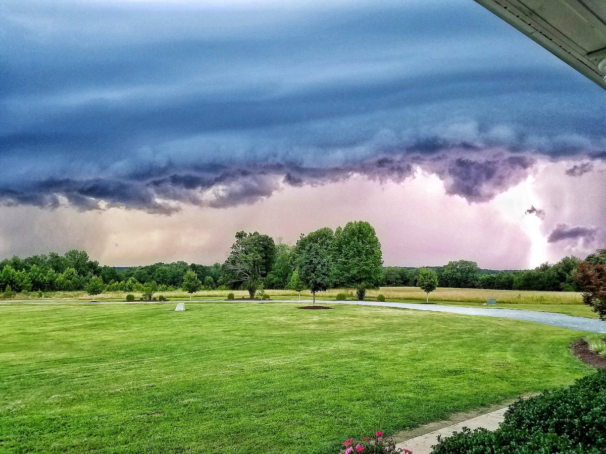 KWSmith72's tweet image. A little storm is headed our way...#scarypretty #summerthunderstorms