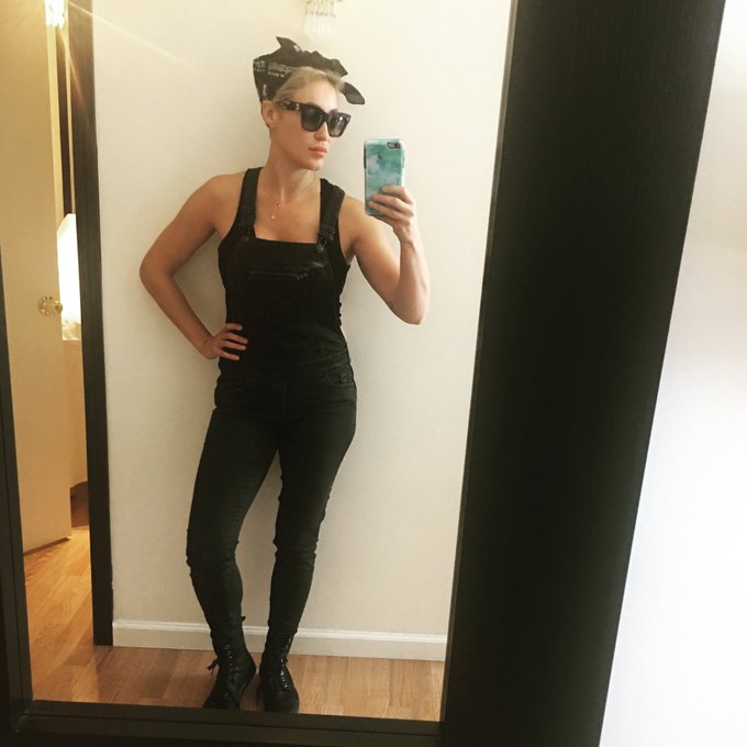 Feeling very #goth Rosie the Riveter today. #ootd #overalls #boots https://t.co/uVusglGeod