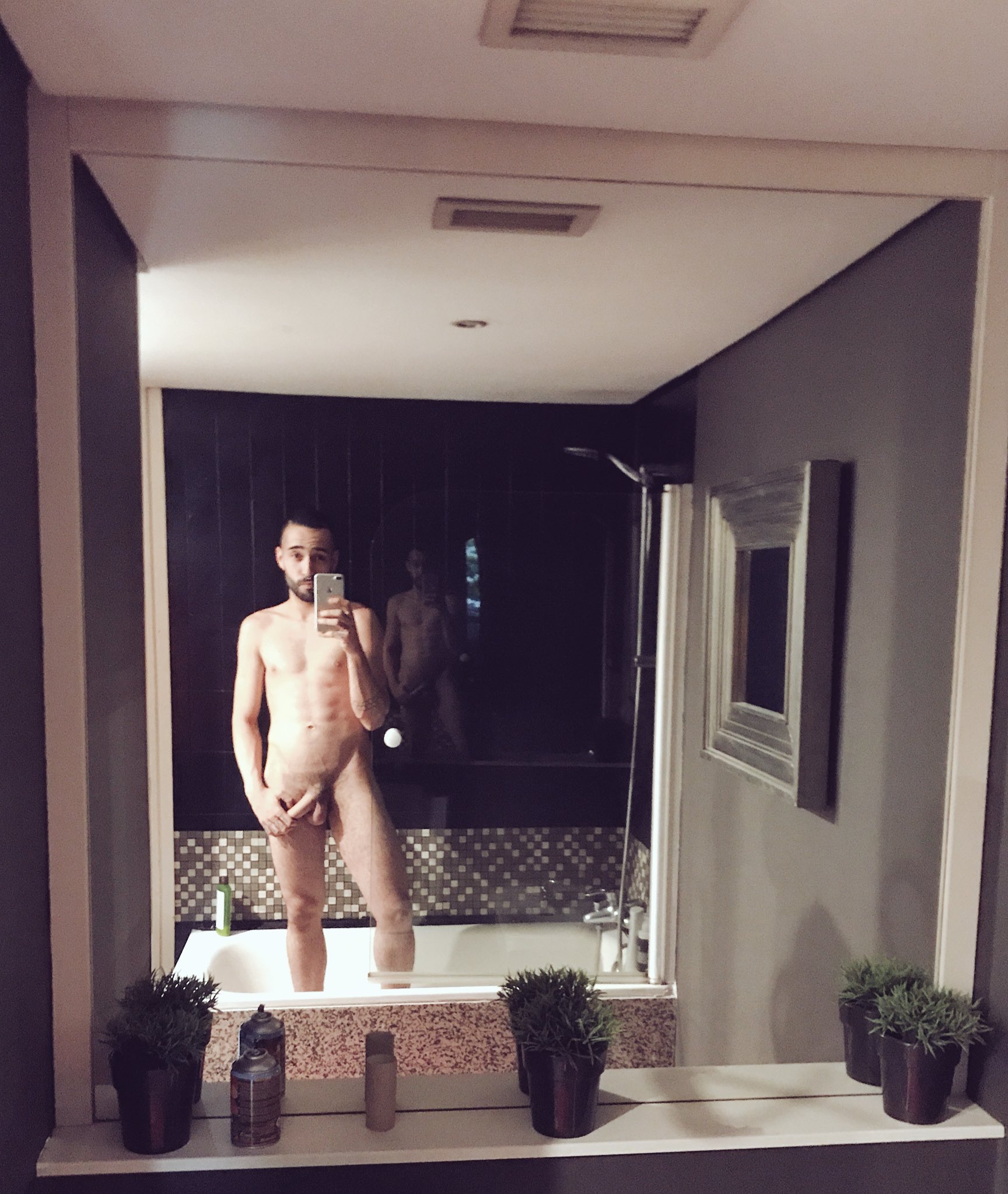 Una duchita antes de dormir! ?? @rafamarcoporno https://t.co/zlJWa6VYAa