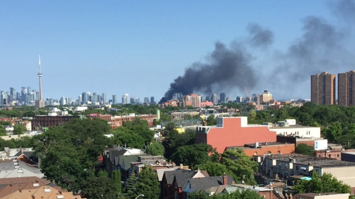 JeremyCohnTV's tweet photo. Photo of Argyle St fire from a @globalnewsto producer. Heavy smoke visible across #Toronto. Row of 5 houses burning. No reports of injuries. https://t.co/tVL8gcRWcz