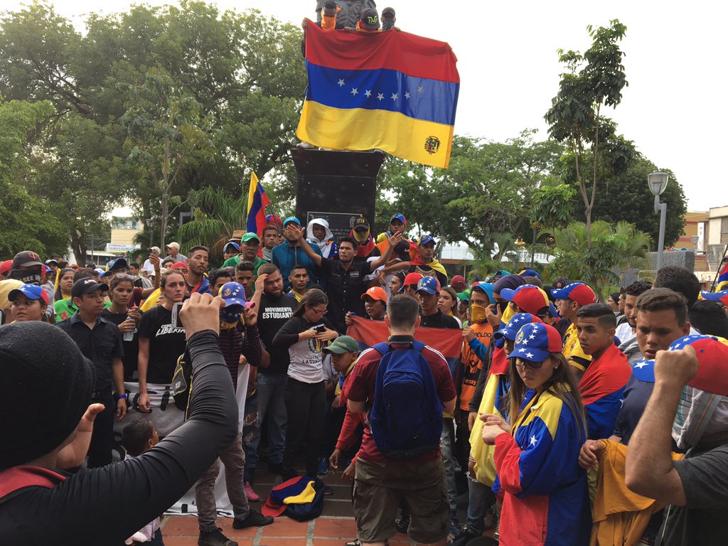 DesiBarboza's tweet photo. ¡Aquí nadie se cansa! Desde la plaza Bolívar de Ciudad Ojeda nos comprometemos a no dejar las calles hasta quebrar a la DICTADURA. https://t.co/u7Y2iaUMOT