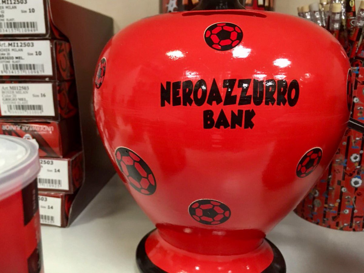 Salvadanaio griffato Milan in una conosciutissima cartolibreria di Asti. Non è facile distinguere i cinesi...