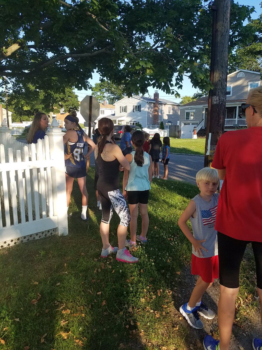 Bay Students and parents waiting for the BAY BOOK MOBILE at the corner of Bay and Smith!!  @PatMedSchools @PMSchoolsSupe