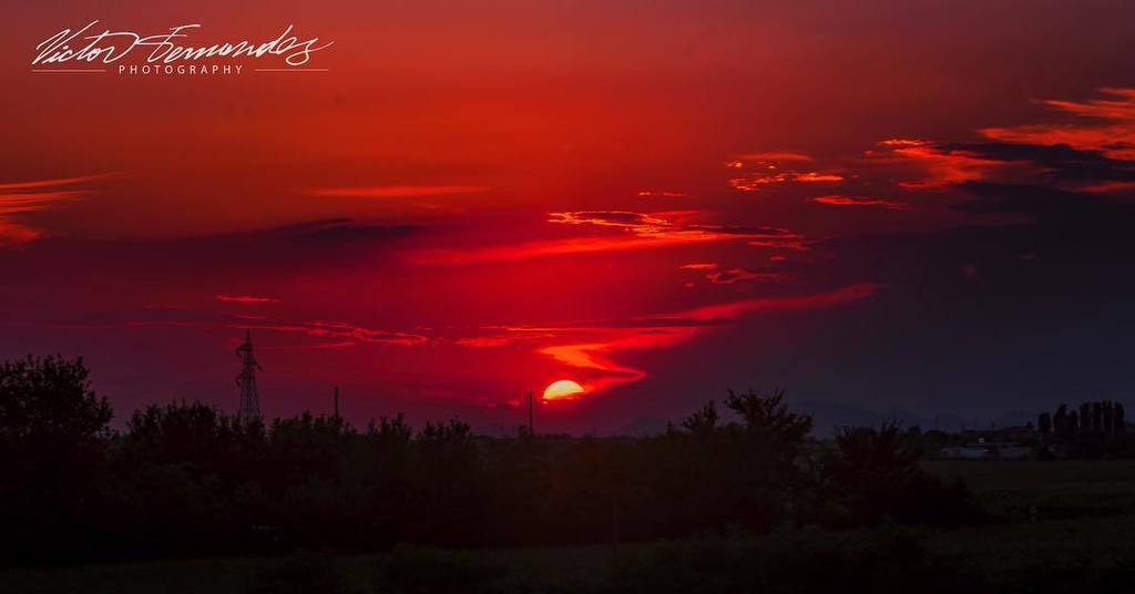 Visual_Griot's tweet photo. #iItalian #sunset #italy #chasingthesun #redsky #sunsets #nikon #passionpassport #mypassion #photography #traveโฆ https://t.co/b2JBtTJMY3 https://t.co/QJ86Q8qwTH