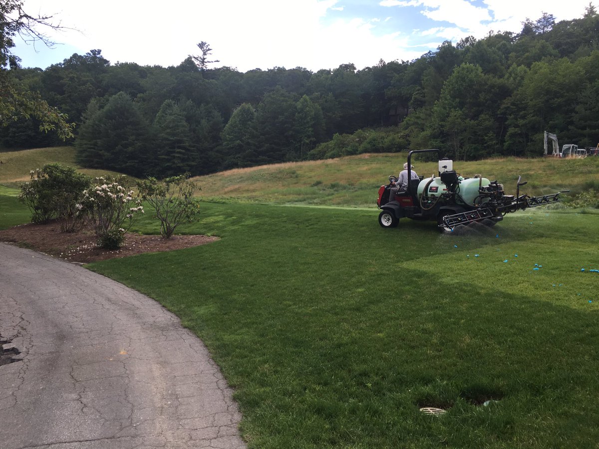 dwmac70's tweet photo. Southeastern Turf Grass Supply spraying out the rough. Perfect way to start the renovation. #killitall https://t.co/mh4nIHDtua