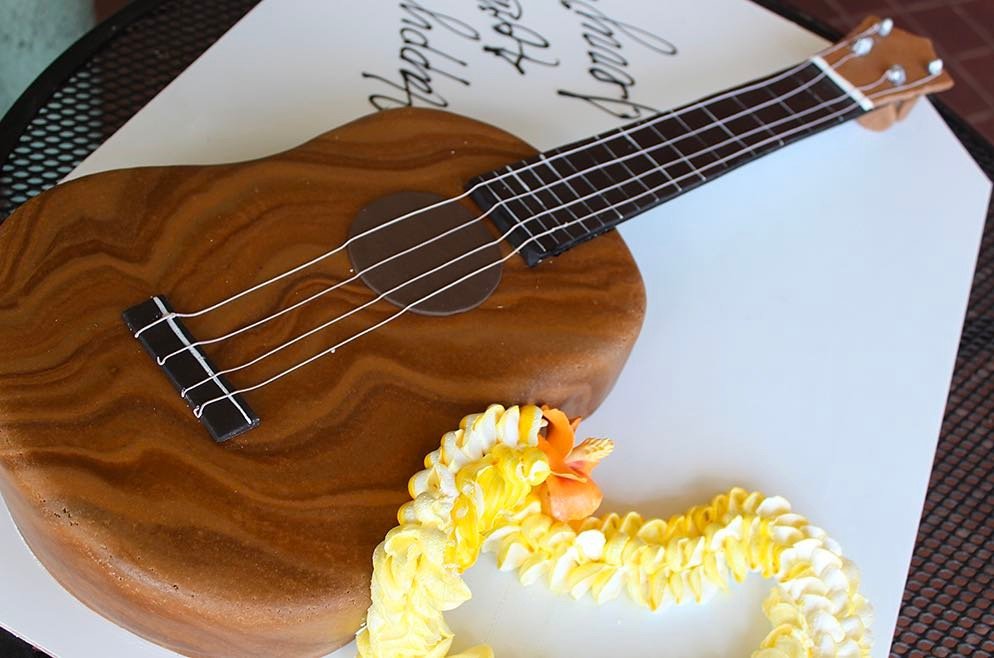 CakeWorksHawaii's tweet photo. We're strummin' for this Ukelele and Lei cake.
#cakeworks #cakedecorating #bakerylove #cakeworkshi https://t.co/qB98w4vkdD https://t.co/zbvGwDhub5