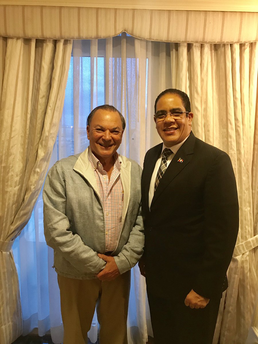 ElicFernandez's tweet photo. Recibiendo en Guatemala al empresario turístico y presidente del Grupo Punta Cana Don Frank RAINIERI. @DaniloMedina @MIREXRD @FJavierGarciaF https://t.co/8Jqd0fUuIk