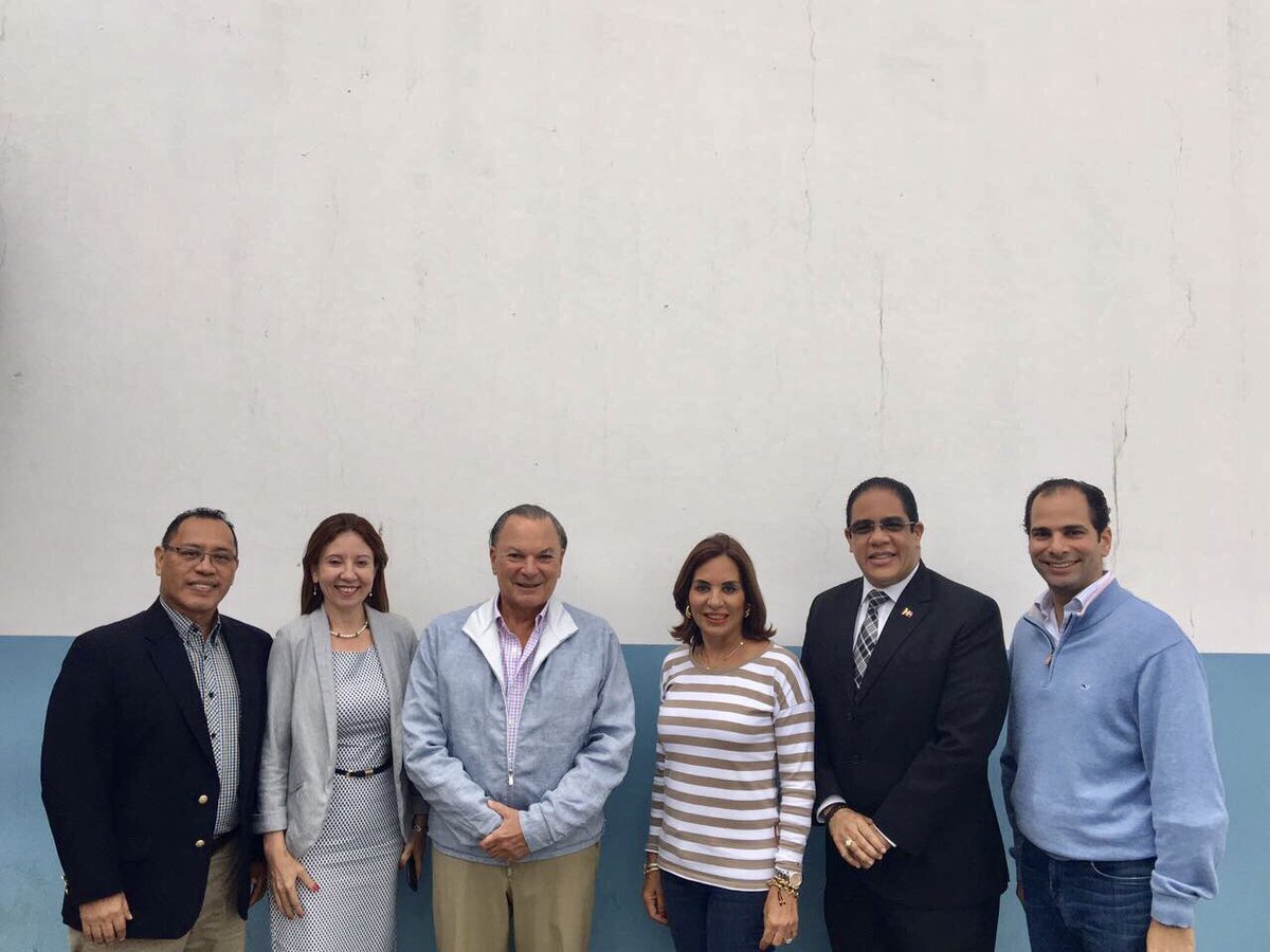 ElicFernandez's tweet photo. Recibiendo en Guatemala al empresario turístico y presidente del Grupo Punta Cana Don Frank RAINIERI. @DaniloMedina @MIREXRD @FJavierGarciaF https://t.co/8Jqd0fUuIk