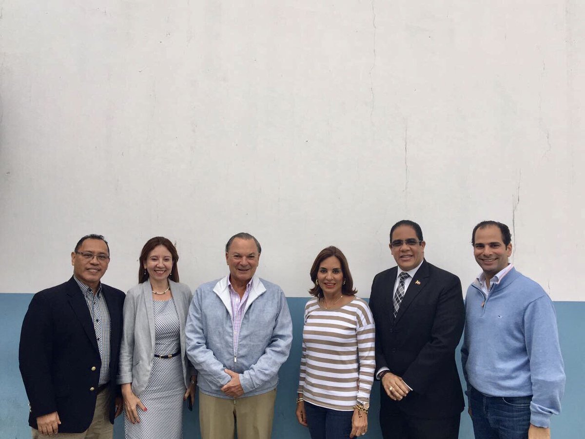 ElicFernandez's tweet photo. Recibiendo en Guatemala al empresario turístico y presidente del Grupo Punta Cana Don Frank RAINIERI. @DaniloMedina @MIREXRD @FJavierGarciaF https://t.co/8Jqd0fUuIk