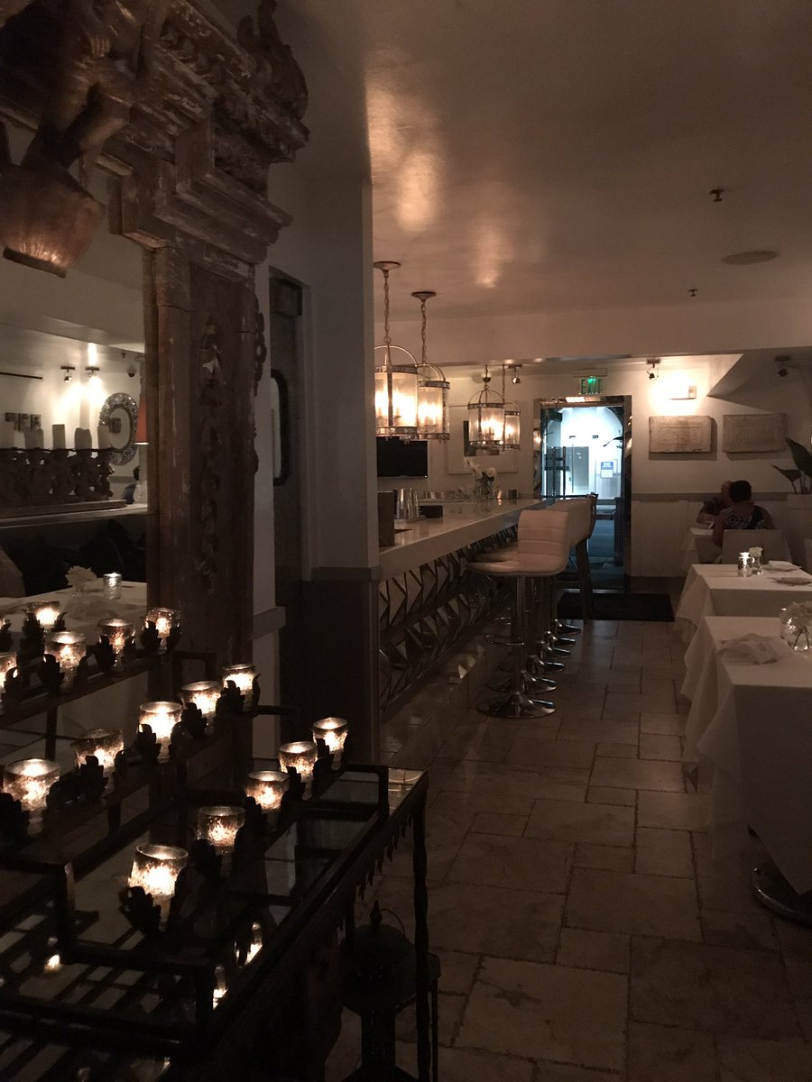 julesaj1's tweet photo. Spoilt by @newietraveller he knows I'm a @LisaVanderpump tragic. Treated to dinner at @VillaBlanaBH tonight 🍸🍽❤️
#LosAnglesExplore2017 https://t.co/4R9A43hHeI