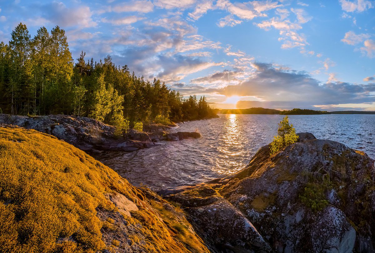 rt_visit's tweet image. Летний закат. Карелия. Ладожское озеро. 21 июня, 2017 года. 
© Фёдор Лашков #путеводитель #Россия #Карелия