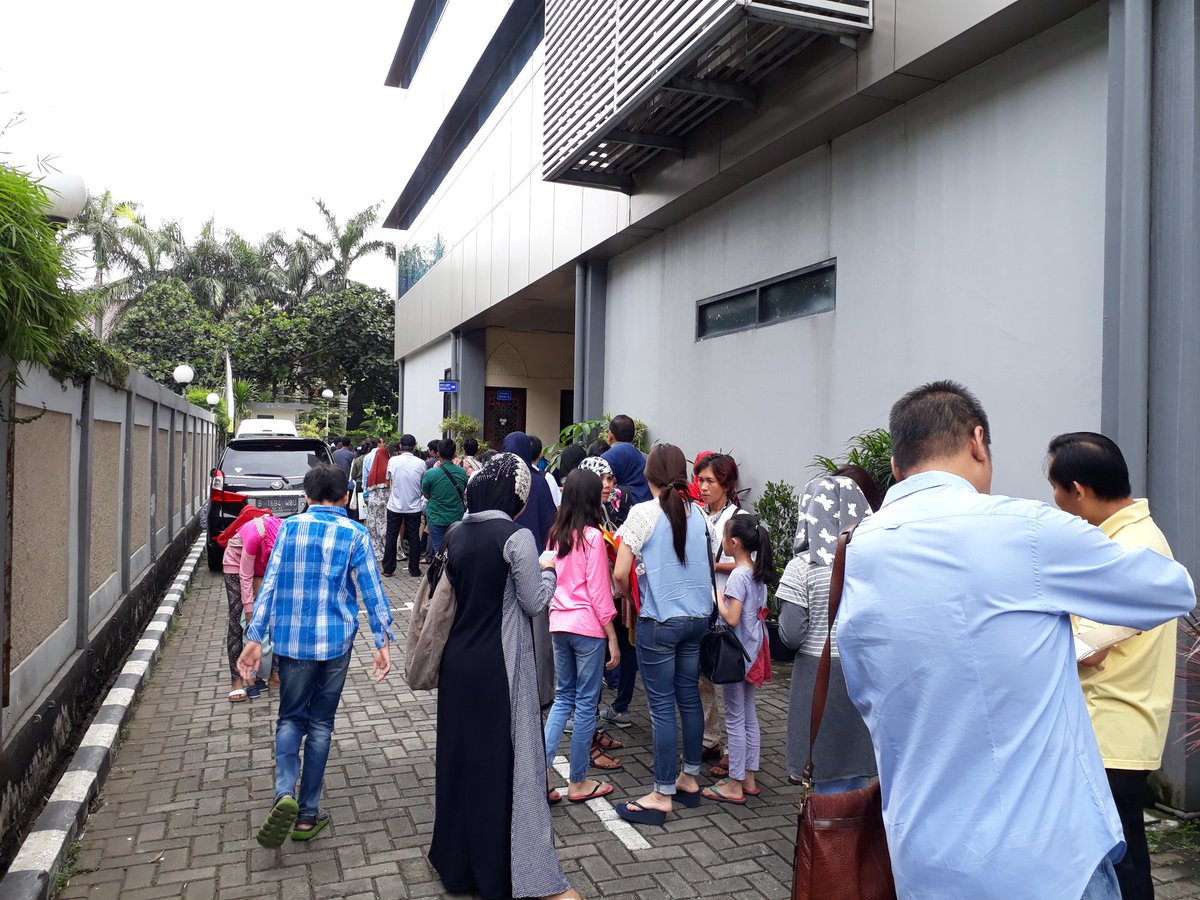 Antrian di kantor imigrasi kls I Jakpus pagi ini. Smp sini 8.43 am dr depan ged sdh mngular smp samping ged. Wow! <a href="/ditjen_imigrasi/">Ditjen Imigrasi</a> <a href="/jokowi/">Joko Widodo</a>