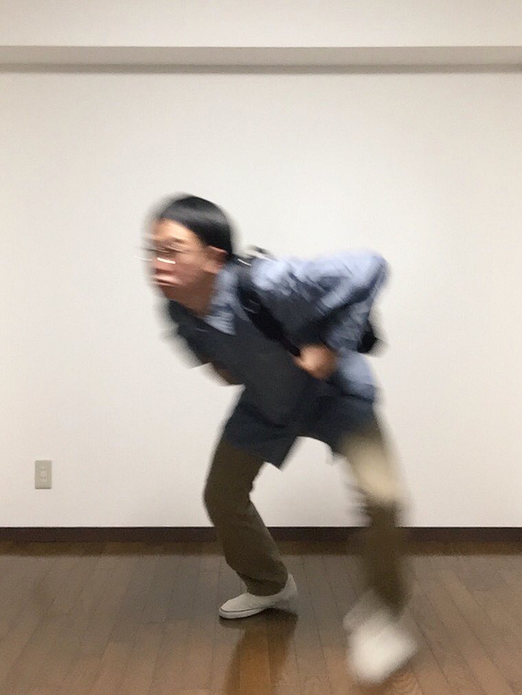 nakanishiryouta's tweet photo. 【今日の一変化】
ものすごいスピードで街中を駆け抜けていくやつ。
 #エグい疾走感 
 #猫背 
 #年齢不詳 
 #高2から禿げだした 
 #謎のもち肌 
 #藤井四段と同じ財布 
 #今日の一変化 https://t.co/p8d734IELm