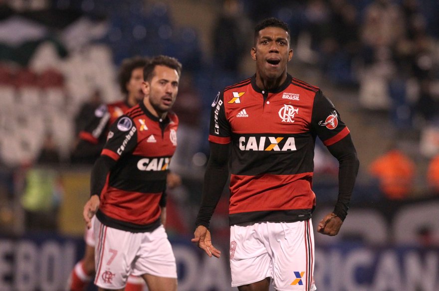 Flamengo_en's tweet photo. ⚡️El Relámpago Berrío did everything he could to retrieve the ball and score the 2nd goal! #DespacitoSQN #PLTxFLA https://t.co/PcnMheVPNL