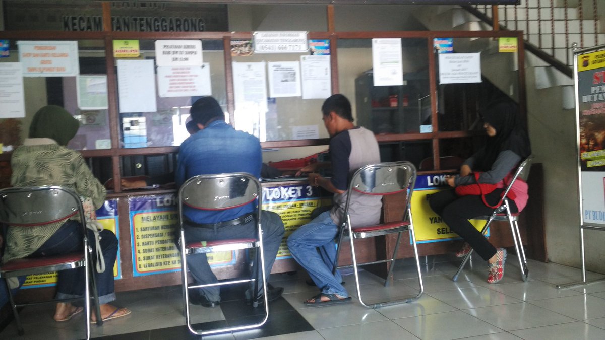 Loketnya 4 pegawainya cuma 1 Masyarakatnya banyak 😁