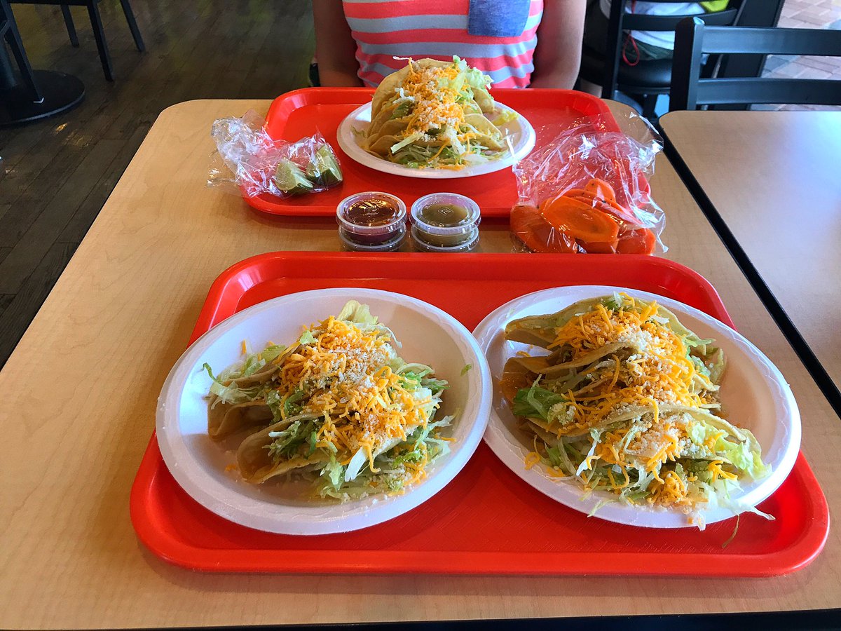 These 99¢ chicken tacos from #RobertosTacoShop are amazing!