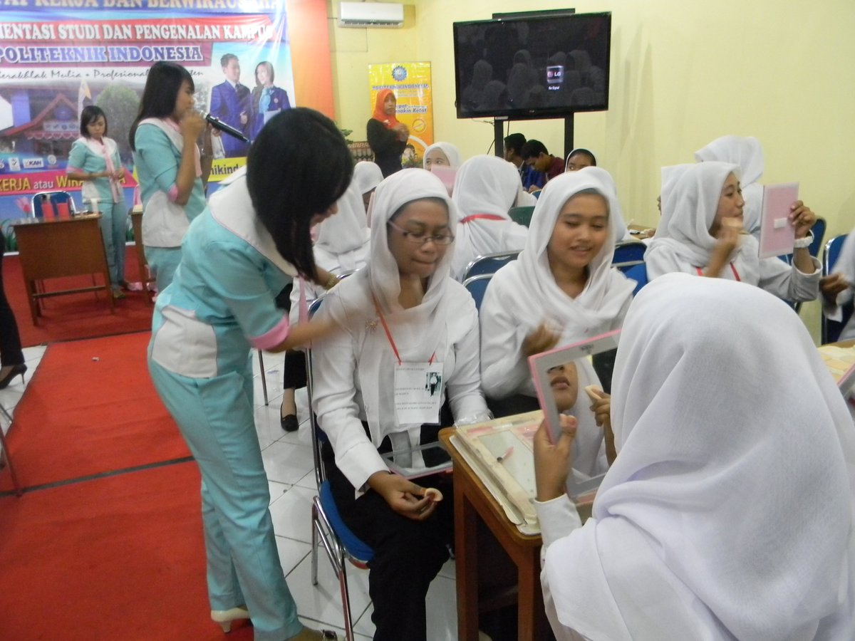 POLTEKINDONESIA's tweet image. Salam Sukses @POLTEKINDONESIA .
Acara beauthy &amp;amp; handsem class di Aula @POLTEKINDONESIA.
Alamat: Jl.Setia Budi no.60 Madiun.
evi 085749149347