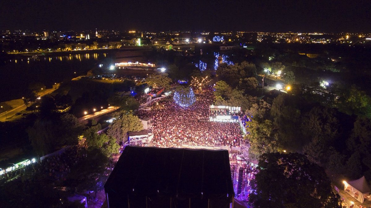 SEEcult's tweet photo. The Killers obeležili početak @ExitFestival, sledi #Galager | https://t.co/8UrBhE4Qfb https://t.co/CkXMEOfocD #novisad #exit #festival https://t.co/Ni3LnBFKIS
