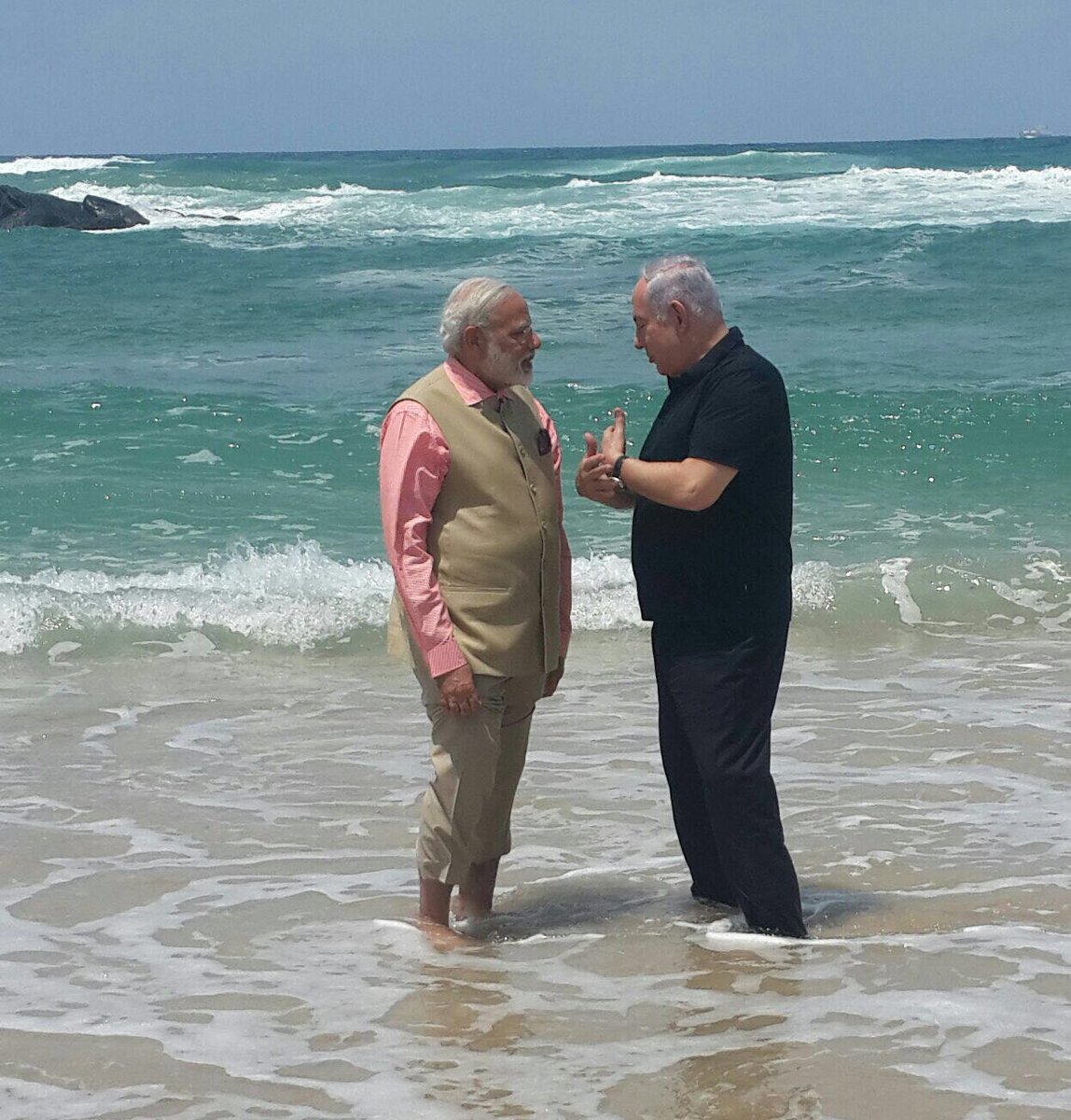 viveklkw's tweet image. तेरे जैसा यार कहाँ, कहाँ ऐसा याराना ...
याद करेगी दुनिया तेरा मेरा अफ़साना ...👍
#ModiInIsrael #ModiIsraelVisit