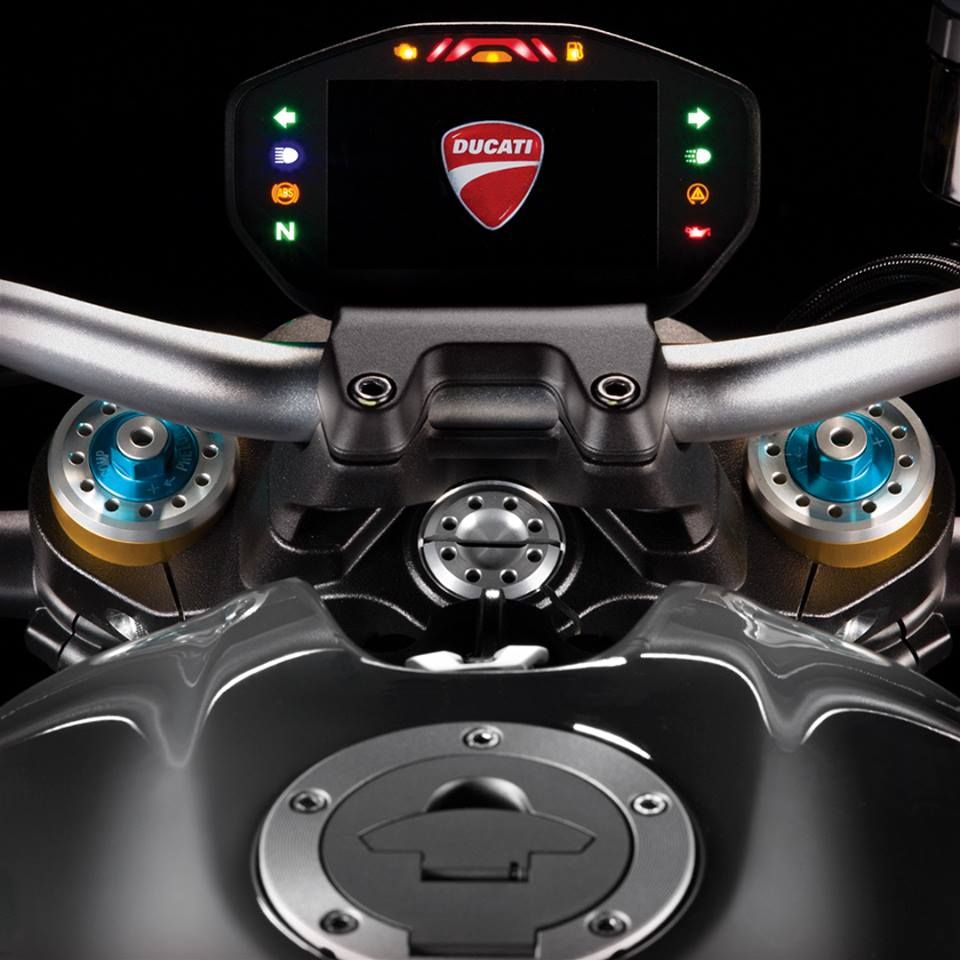 DucatiFrance's tweet photo. Nouveaux graphismes et plus modernes, découvrez le tableau de bord du nouveau #Monster1200 #IRideMonster #Ducati2017 #DucatiBikes https://t.co/F0VYftplf2