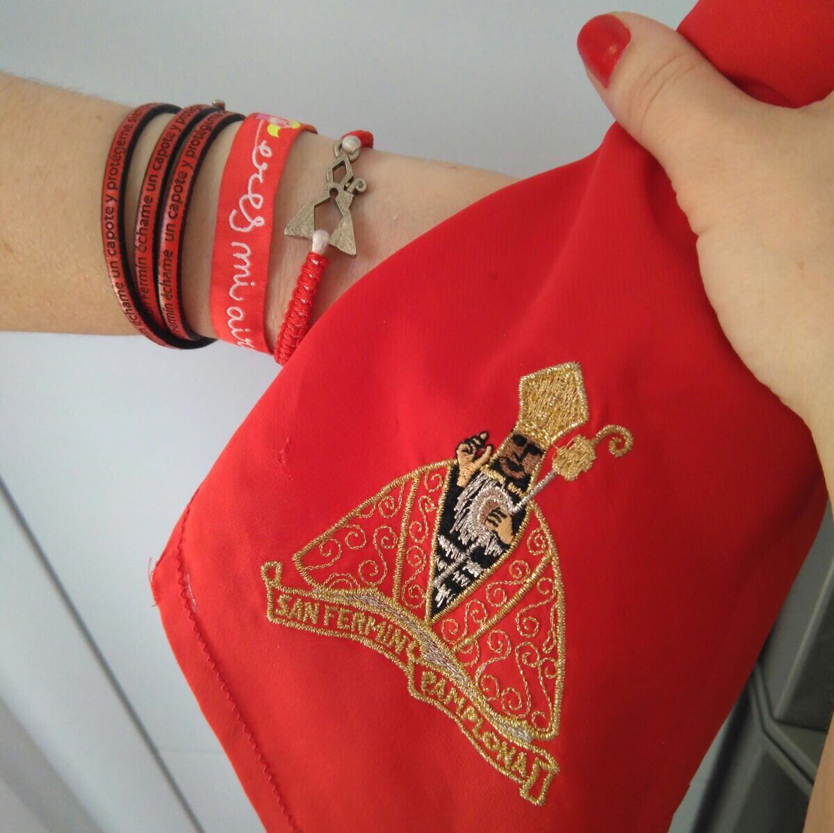 "La gente buena ha sido siempre gente alegre" Ernest Hemingway
Viva San Fermín! Gora San Fermín!
Feliz Feria🐮🔻
#eresmiaire #TodosConPaola🌈❤️