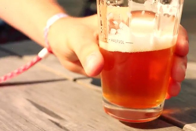 Insider tips voor Amsterdam, deze keer: bier drinken met vrienden (video) inspiratie.expedia.nl/nederland/amst… <a href="/BrouwerijTroost/">Brouwerij Troost</a> <a href="/SterkAmsterdam/">werkt bij Sterk</a>