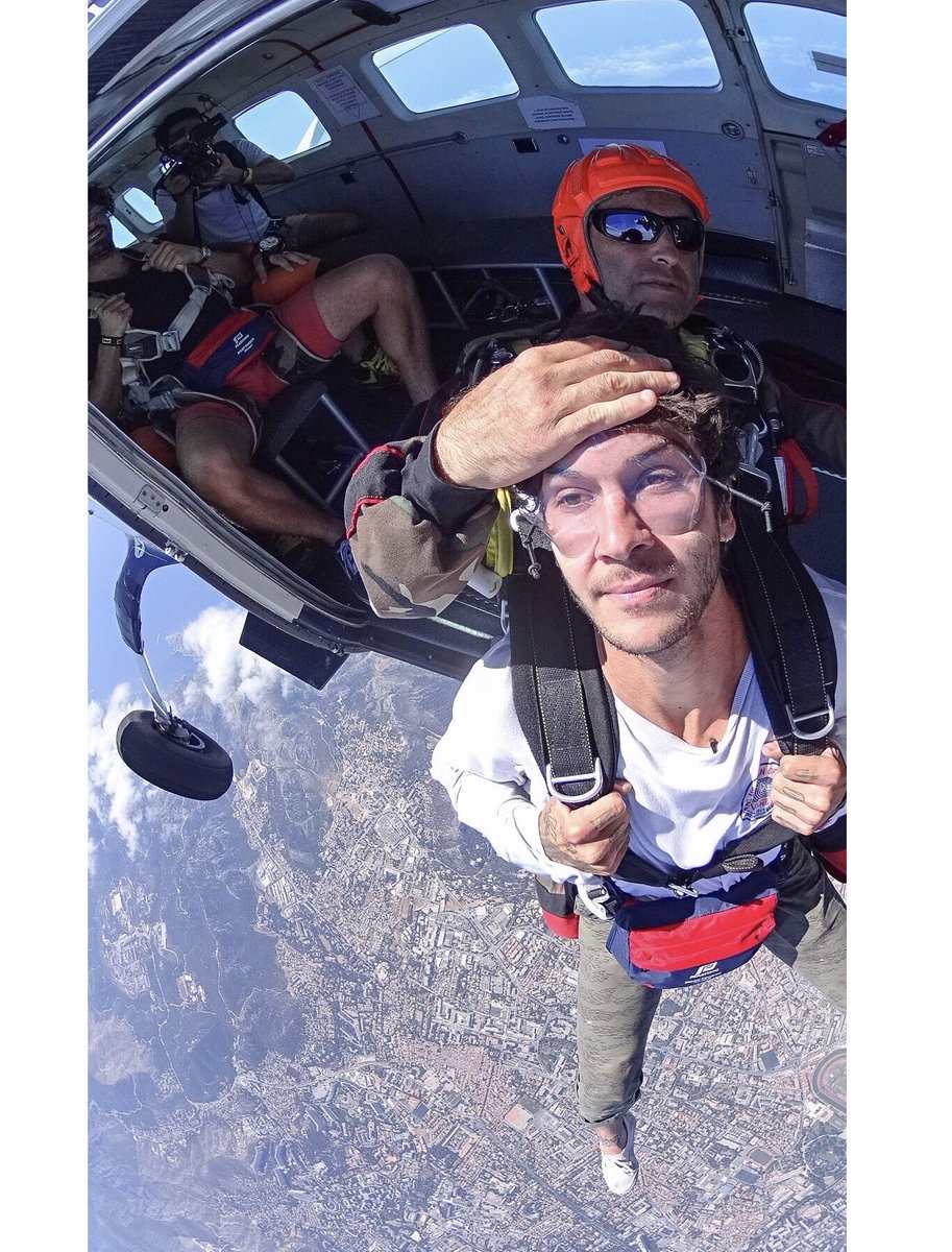 bouclettebros's tweet photo. Ça c'est @matthiasdandois l'air hyper serein et décontracté avant le grand saut! La video ▶️ https://t.co/bmsHB6XUD0 https://t.co/iN3xyYHUEr