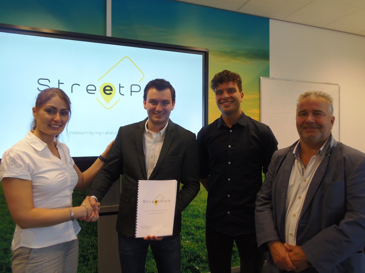 NicoleRenou's tweet photo. Gefeliciteerd Ing. Stein Weezel afgestudeerd #Startup #StreetPlug @FontysBMKB https://t.co/KKeISvLMs4