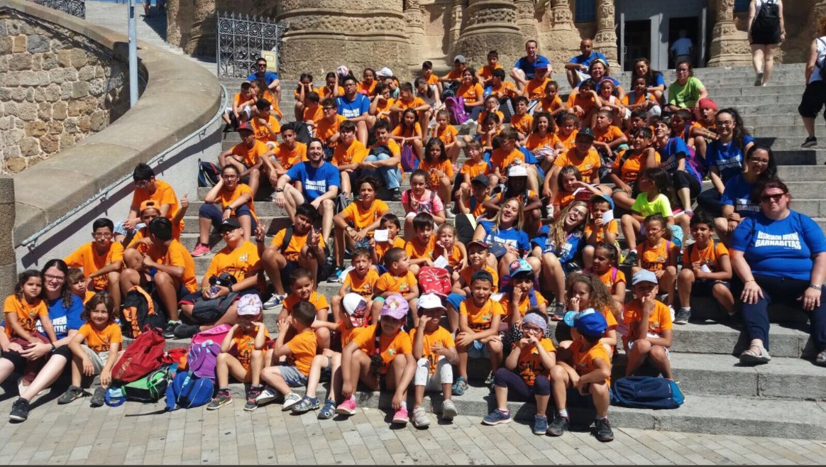 Fundperetarres's tweet photo. Aquests dies el @parctibidabo s'ha tenyit de taronja 🔸 amb els casals de l'esplai @ElBonRecer i @AJBarnabitas #Lleure @FEDAIA https://t.co/ZXJgECIn54