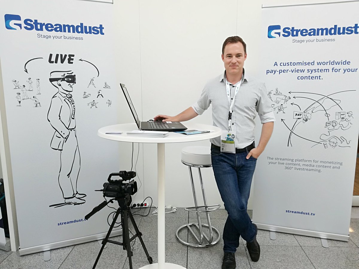 EDFVR1's tweet photo. Die Zeit vor dem Talk könnt ihr nutzen, um unser Mitglied @streamdust mit Lukas Best zu besuchen 😎 #DIGILITY17 #edfvr #HandsOnVR https://t.co/D6TtQq3Ml2