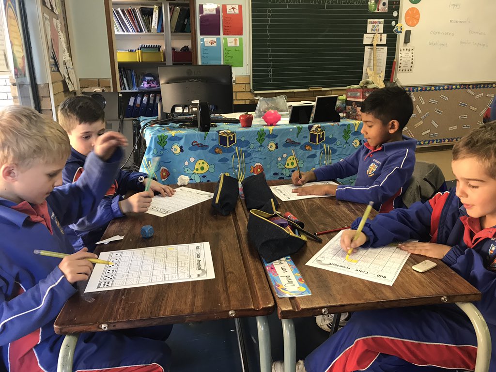 stacetink88's tweet image. Roll and colour fractions #Benniesmathematicians #boyshavingfun #learningcollaboratively