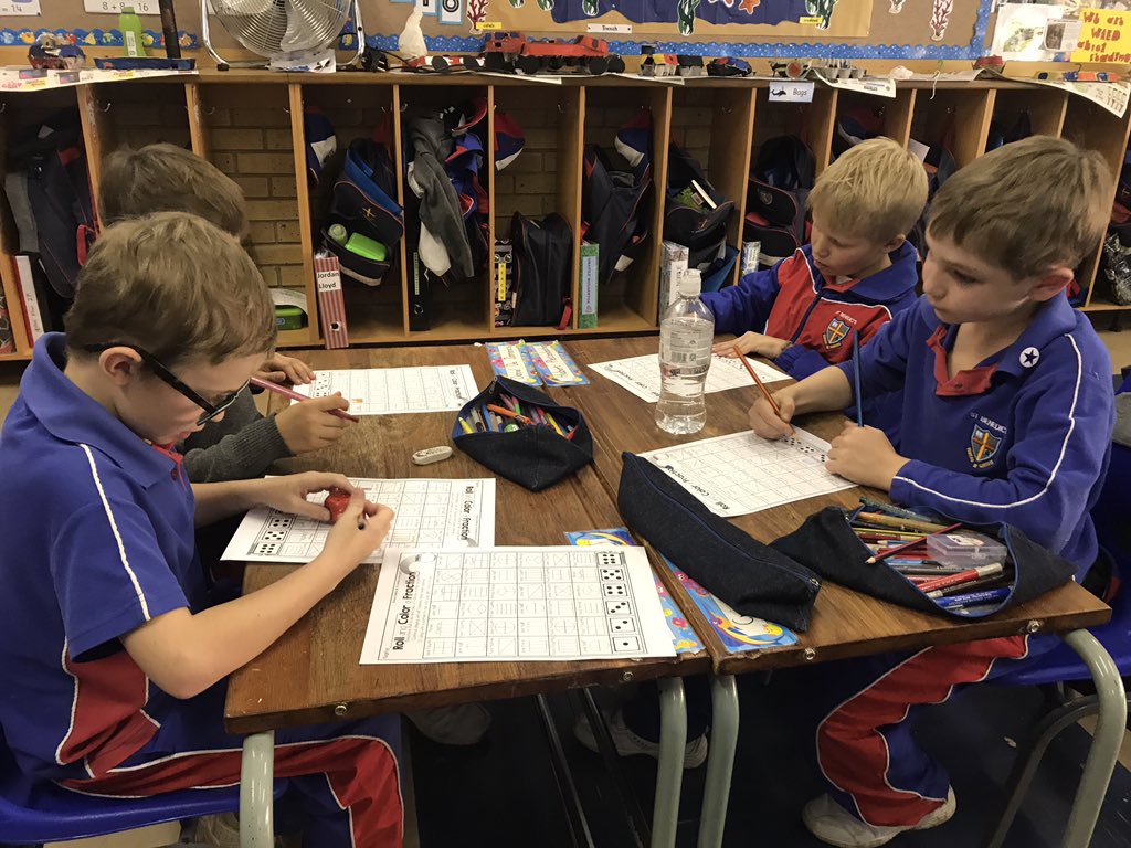 stacetink88's tweet image. Roll and colour fractions #Benniesmathematicians #boyshavingfun #learningcollaboratively