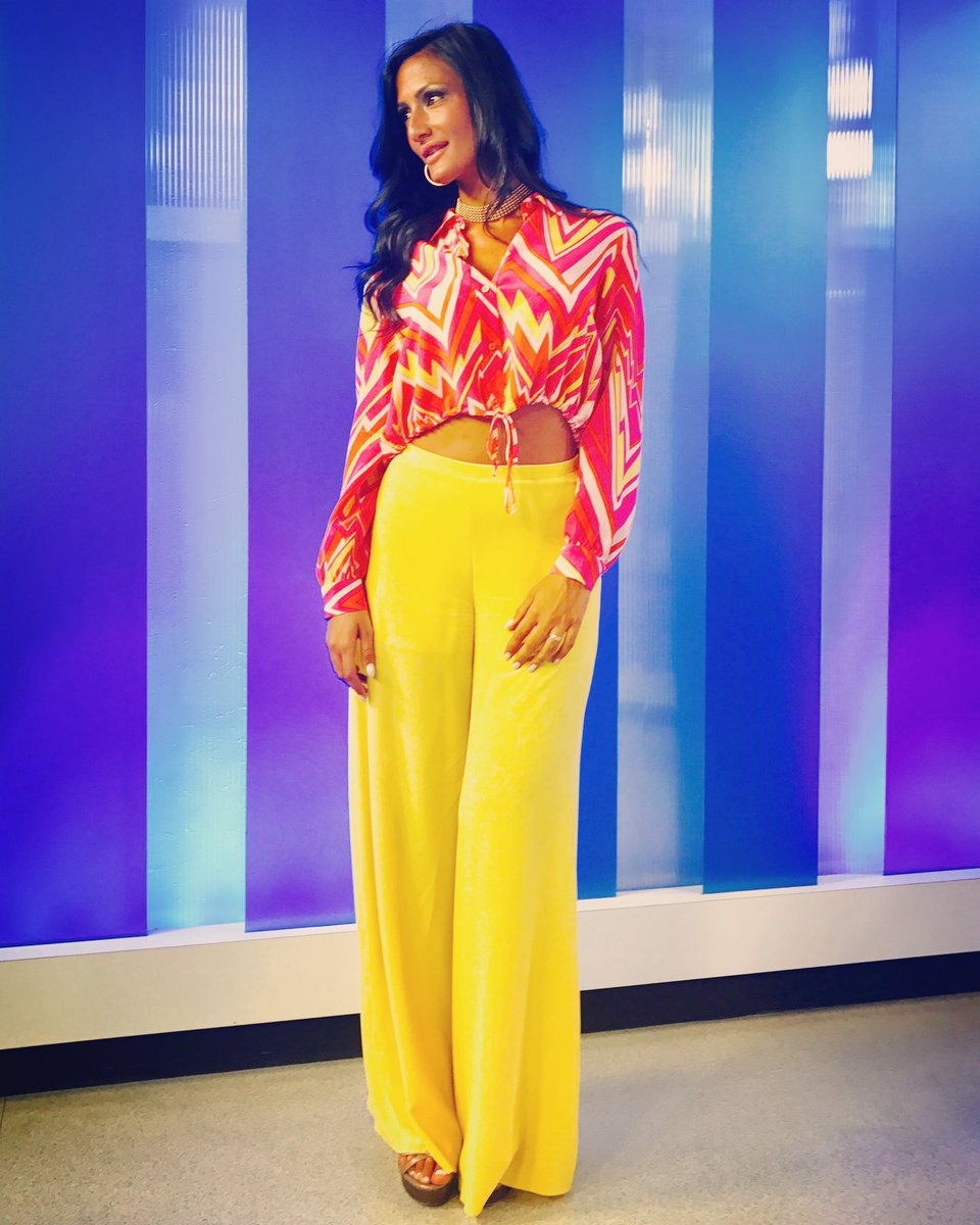 Katia_vitale's tweet photo. #GoalShowEstate #outfit thanks to @Missoni
Ci vediamo stasera ore 21 Televomero (canale 11) #Dimaro2017 #mercatoeritiro #sscnapoli https://t.co/cNxbz7zohn