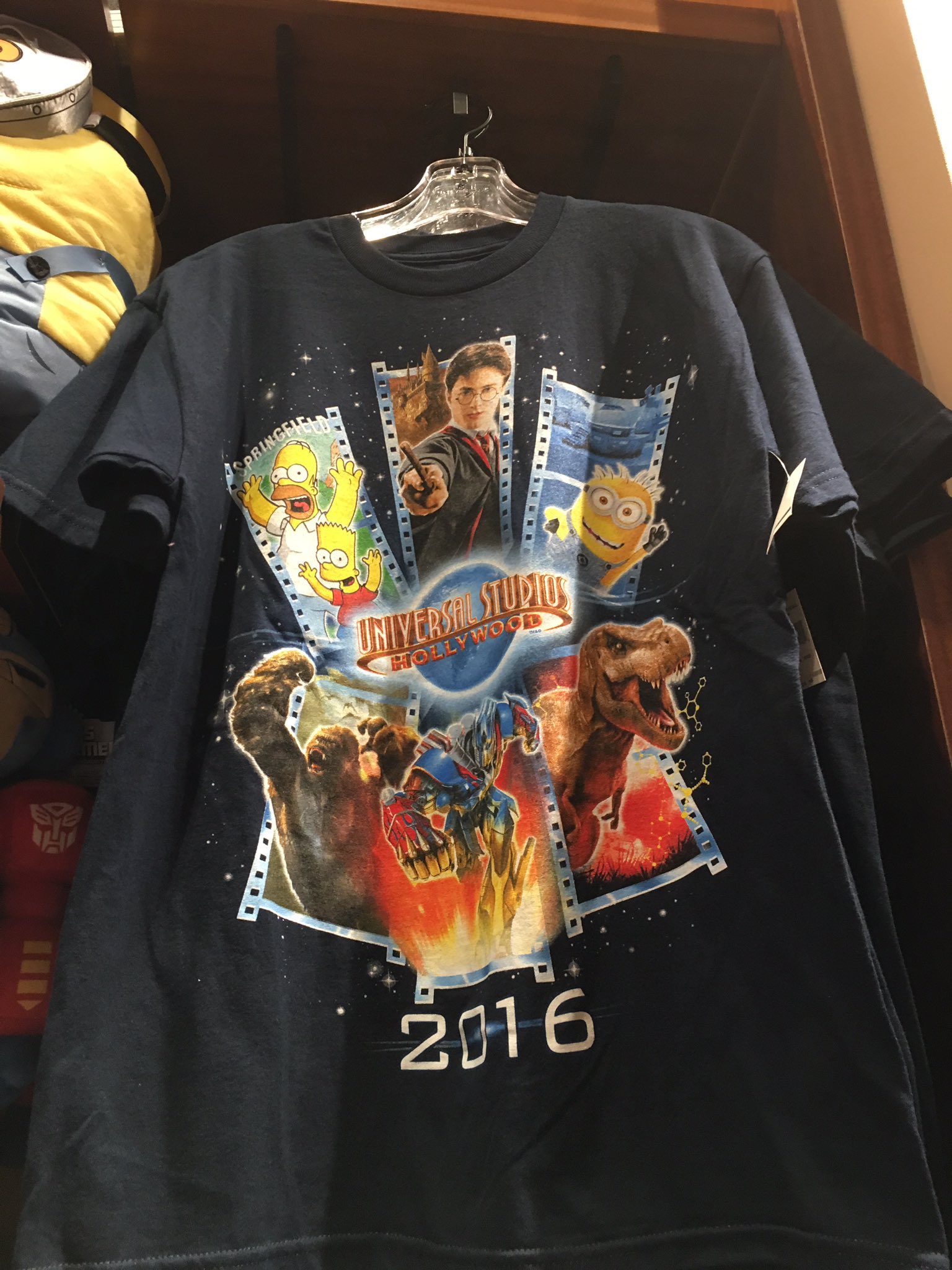 Sunny Days Usjで新発売したアトラクション大集合tシャツ 世界のユニバーサルスタジオでよく似たデザインの Tシャツが販売されています ここでusj版とush版を比較 向こうにはハリーやミニオンもいる トランスフォーマーは安定 そして日本にはない