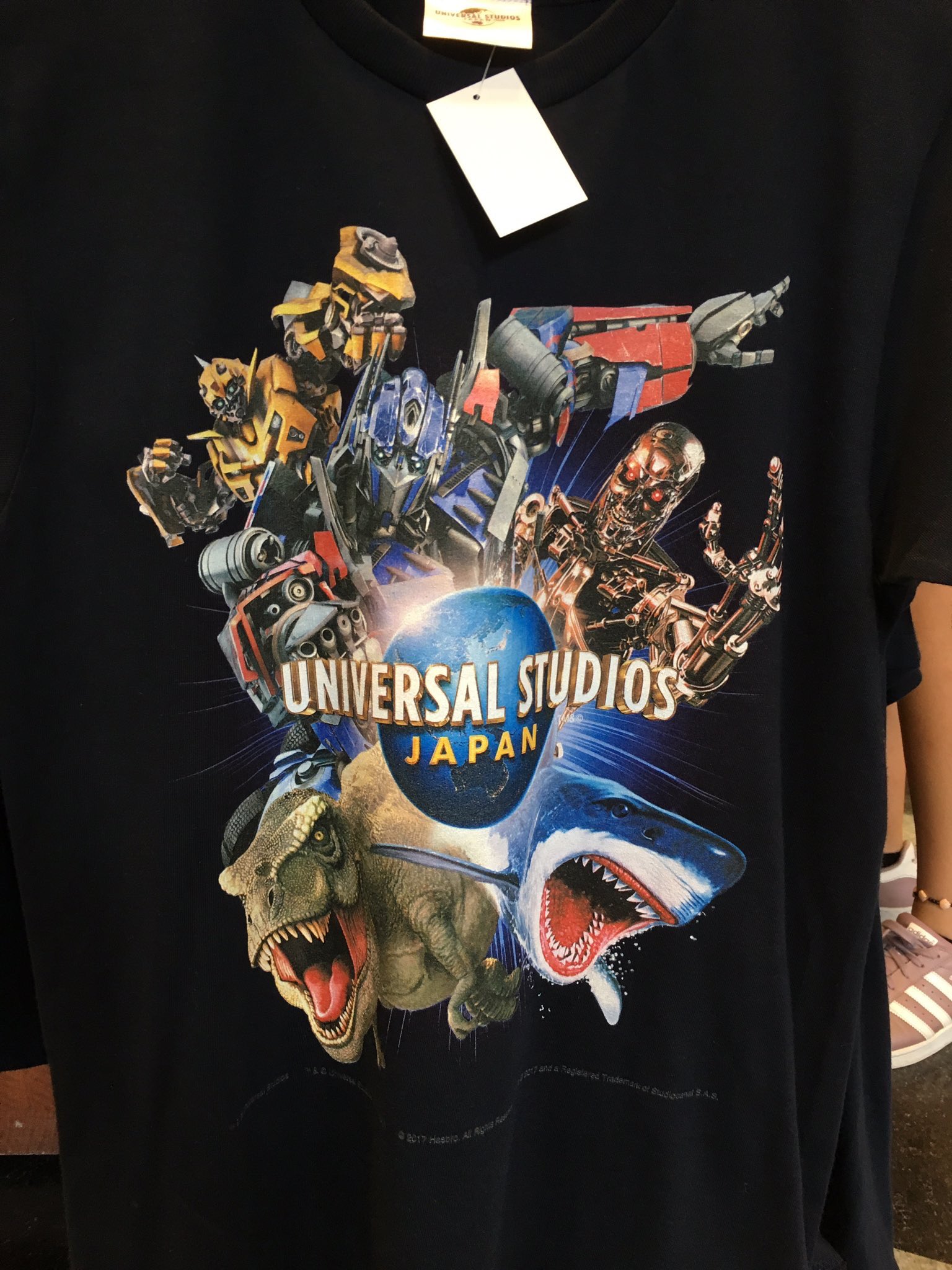 Sunny Days Wdwわず Usjで新発売したアトラクション大集合tシャツ 世界のユニバーサルスタジオ でよく似たデザインのtシャツが販売されています ここでusj版とush版を比較 向こうにはハリーやミニオンもいる トランスフォーマーは安定 そして日本