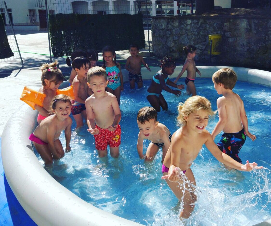 EscolapiesFIG's tweet photo. El nostre #casal continua. Petits i grans gaudeixen d'allò més amb totes les activitats! #eSCtiu17 I el moment remullada és el més esperat💦! https://t.co/DMnqEPQ9Am