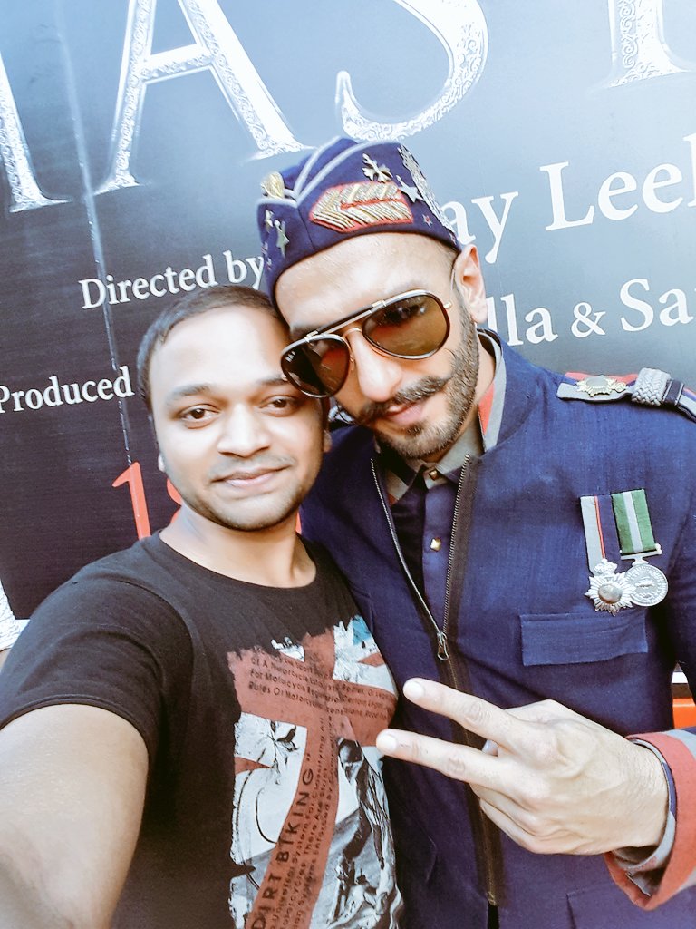 Manjunath9Ajari's tweet photo. @RanveerOfficial Baba wish you happy bday🎂It was gr8 meeting u at #BajiraoMastaniPosterLaunch..Kip Rockng, Another tribute video😎COMING SOON https://t.co/kdoohid7Zi