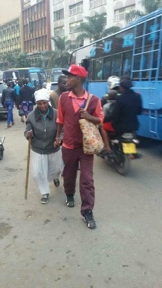 Afri_shere's tweet photo. 09:38 This is astounding customer service!!!
This conductor deserves accolades.
#ACaringConductor https://t.co/dN6HcwMyDF via @BOTHALEX