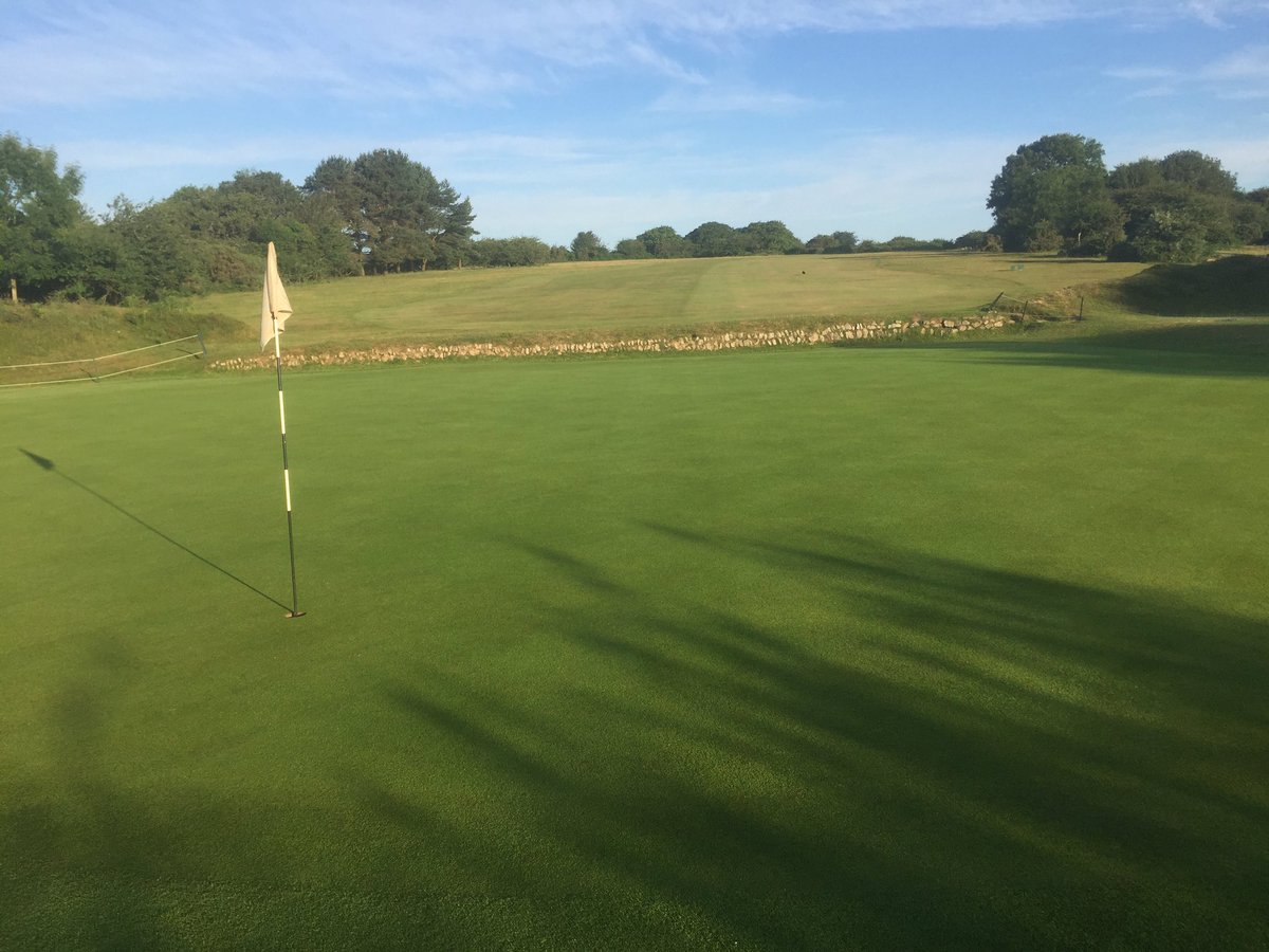 KristianWHU's tweet photo. 2 days out, 10.5 on stimp 4.25mm hoc no stress just happy #Browntops #Traditional #ClubChamps #PracticalGreenkeeping https://t.co/f6HUcQMLiY