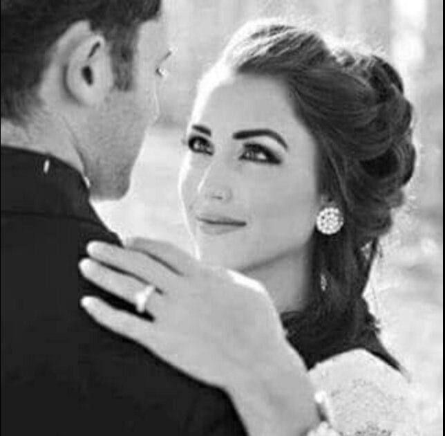 الحب من أكثر الأشياء التي فقدت بريقها بين الناس 
لأن الناس زوروه كثيراً ..
هناك عشرات من الأقنعة و خلف كل قناع تختفي أكذوبة كبرى .
