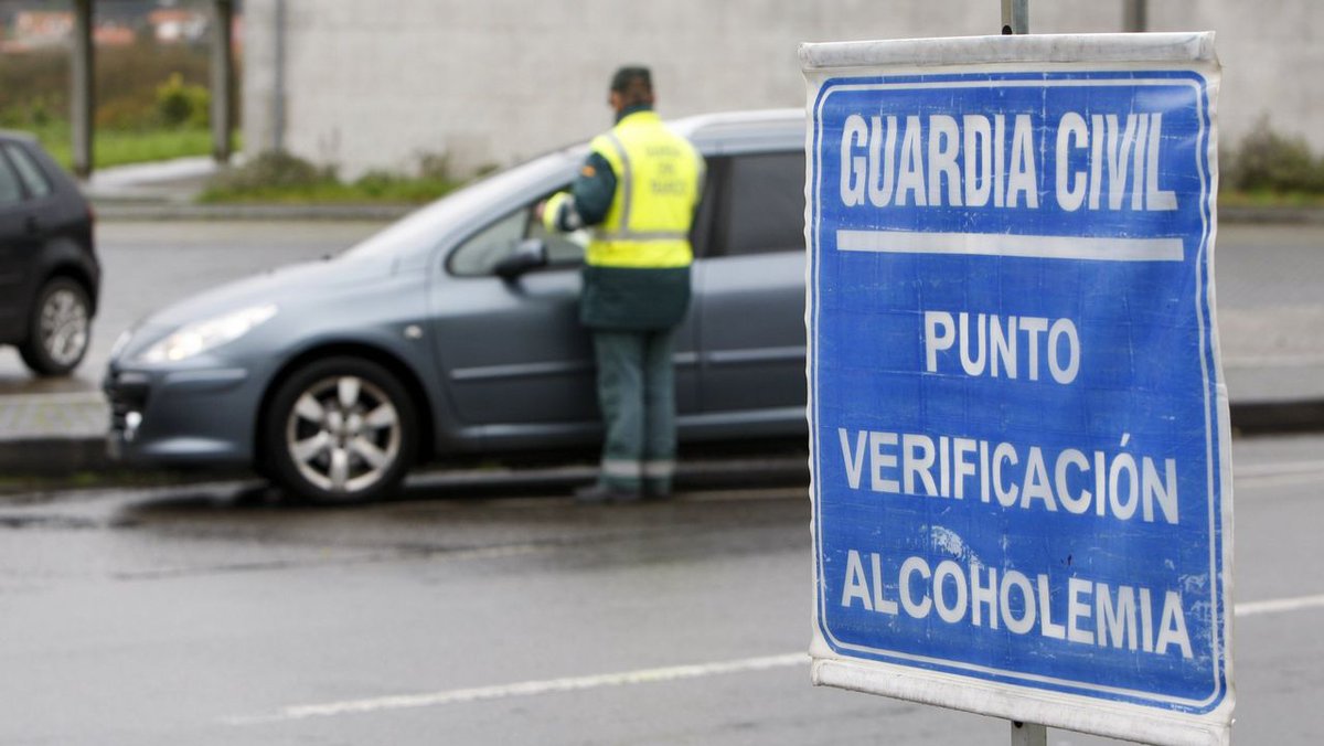 Cárcel para un motorista ebrio que enseñó sus genitales a un policía en A Coruña y le dijo: «Sople» lavoz.gal/51z3g1