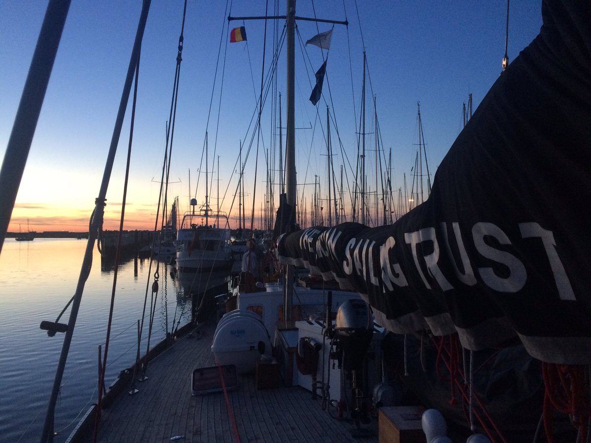 MissStackE7's tweet photo. Epic day sailing to Belgium #sailing #sunshine #novomit #waffles #dingy #rowing #market #longwalktothe beach #seadip #greenteamcurry #sunset https://t.co/4FGL8e3mim