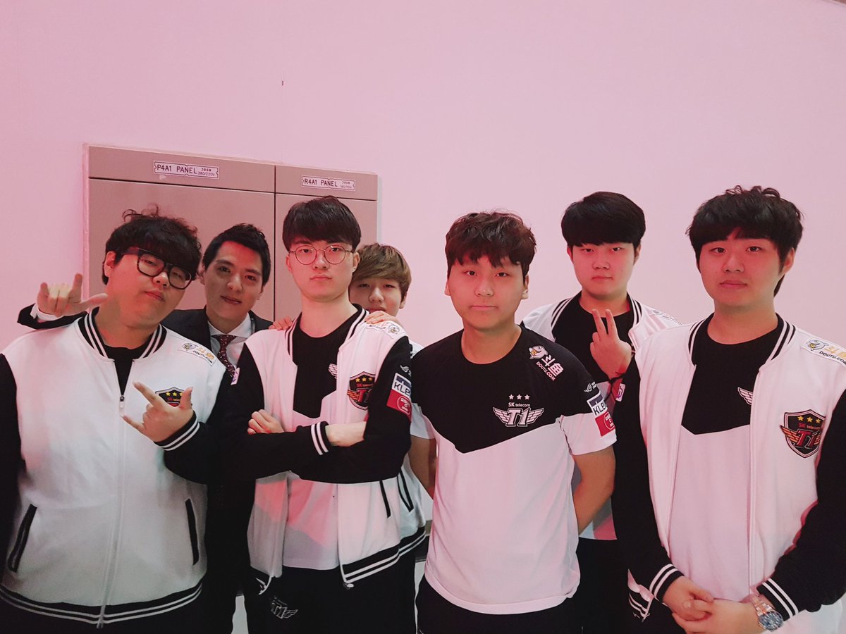 T1LoL's tweet photo. 화이팅 #LCK #RiftRivals2017 https://t.co/hnKBL07Pau