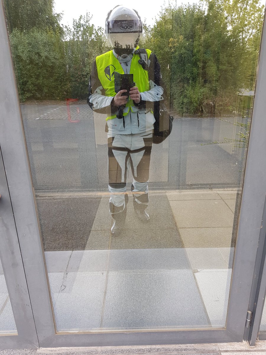 Diabolosyl's tweet photo. Bon raté la moto d'essai hier mais je vais quand même rouler. Mode Ghost avec la #modeka Breeze et le @Roof_Helmets . À chaud le diabolo https://t.co/IMgREOdvD3