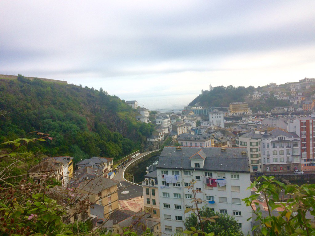 UnMarcheur's tweet photo. Départ de Luarca, beau village côtier (et escarpé) 😀 https://t.co/PpzSqUEzbL
