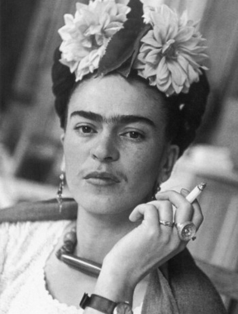 6 juli 1907 föddes konstnären Frida Kahlo som känns igen från hennes surrealistiska och expressionistiska porträtt