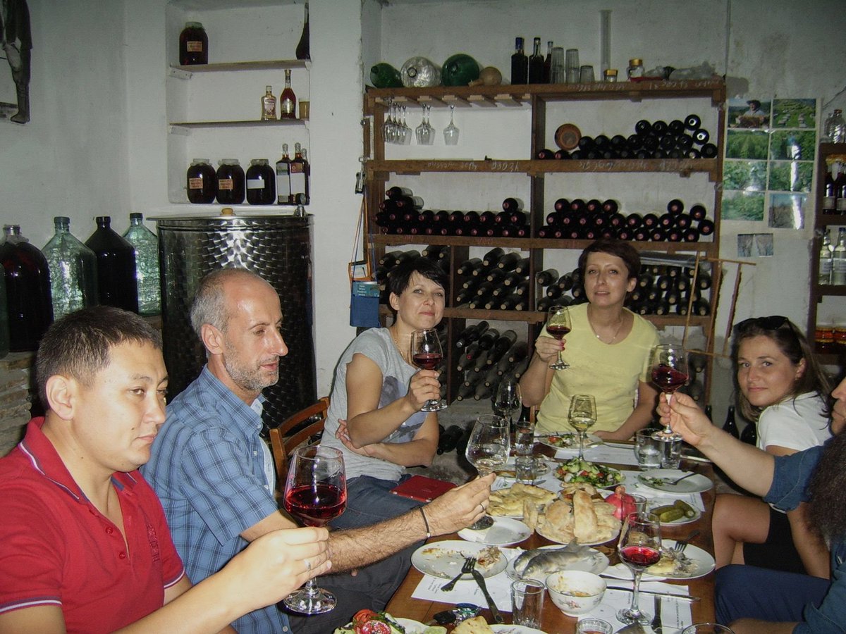indigogeorgia's tweet photo. Хорошее завершение дня - заехать в гости к виноделу)
#georgia #ataparty #visiting #wine #winemaker #winery #travel #weekend #грузия https://t.co/zesLe2kfrD