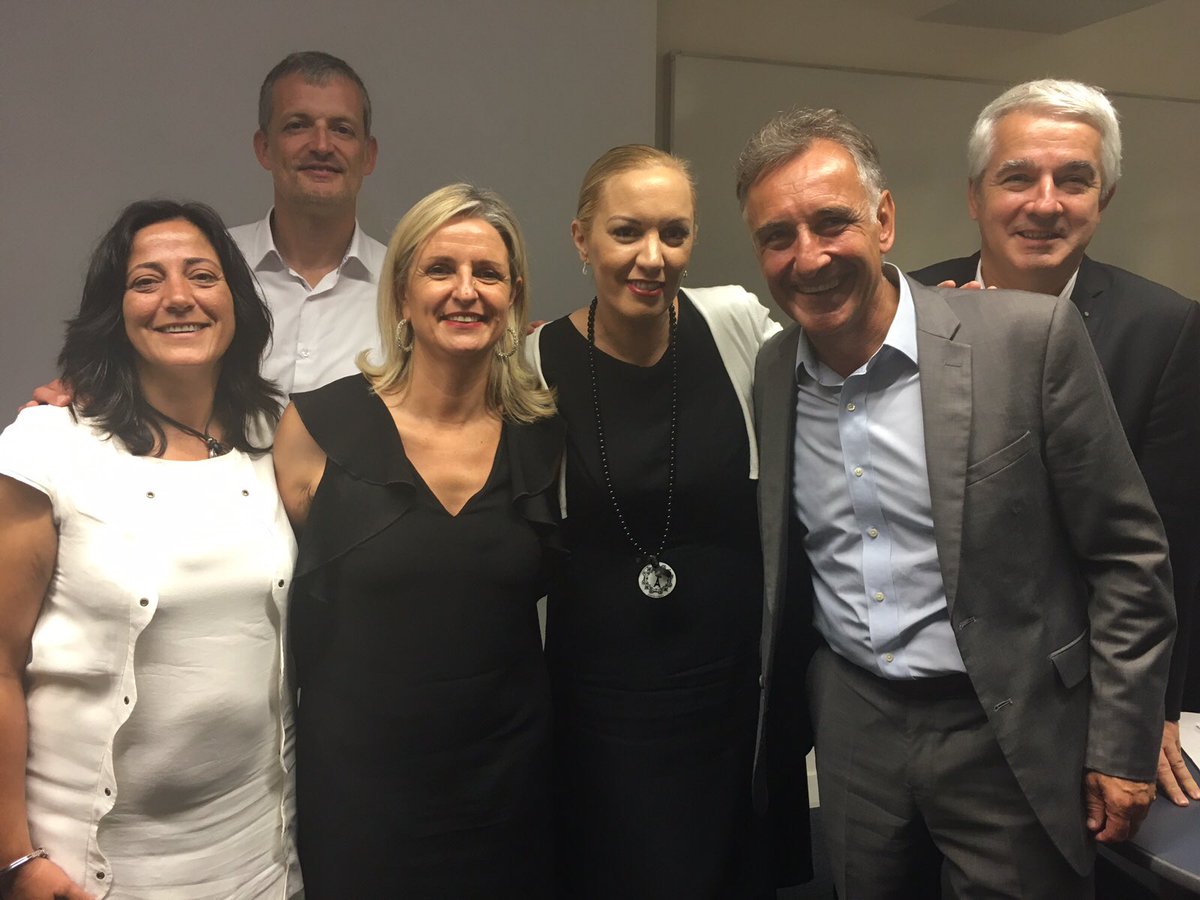 RamelStephanie's tweet photo. Merci à toi @jeanlucmos 👏👏😉
#ESSEC 2017 groupe projet ambassadeurs #orangebank 
Certifiée avec mention félicitations https://t.co/aJv1O4hQNR