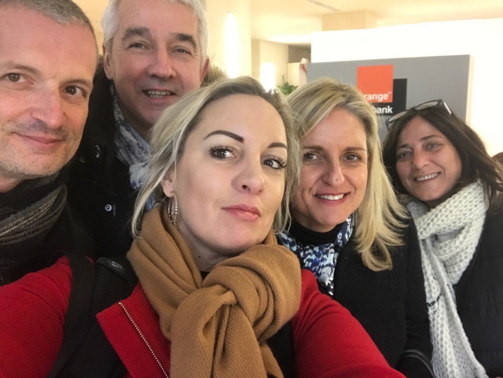 RamelStephanie's tweet photo. Merci à toi @jeanlucmos 👏👏😉
#ESSEC 2017 groupe projet ambassadeurs #orangebank 
Certifiée avec mention félicitations https://t.co/aJv1O4hQNR